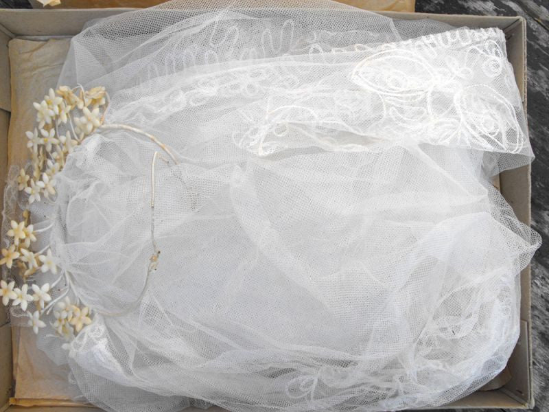 A Beautiful 1940s Vintage Bridal Ivory Net Veil & Wax Flower Headdress ...