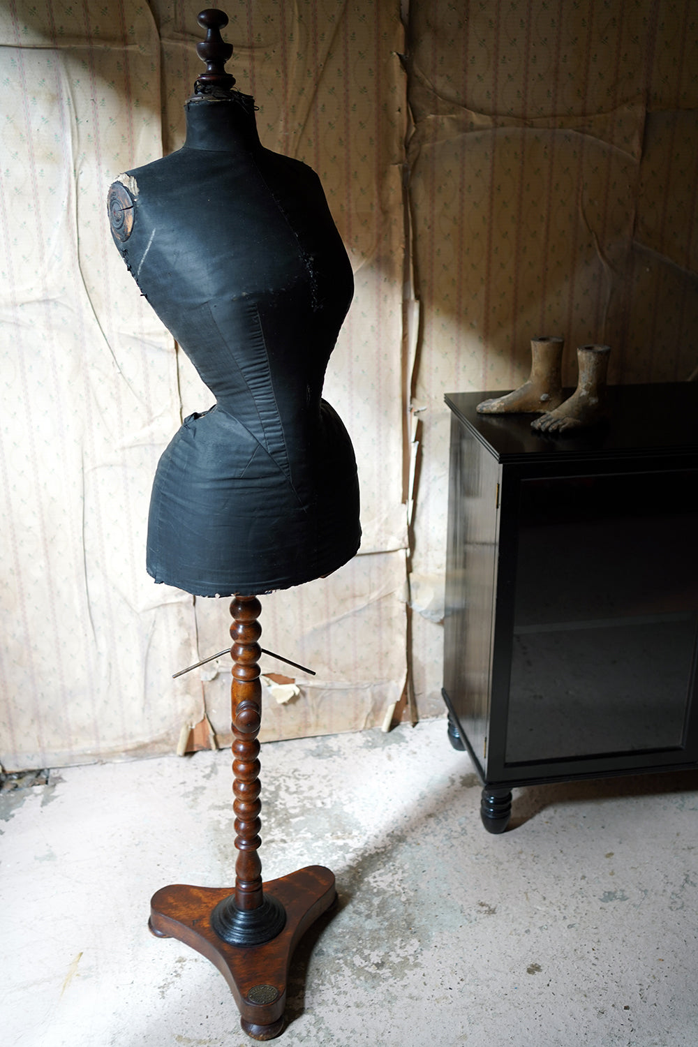 A Good Late Victorian Wasp-Waisted Shop Display Mannequin by Wells & S – Doe  & Hope